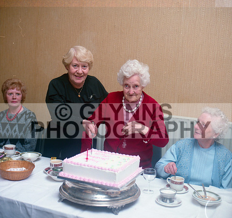 Owens, Theresa (Birthday Party - Abbey, Roscommon) 21-10-1984_0017