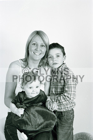 Unknown Family (Studio) 2004 (1) 0008