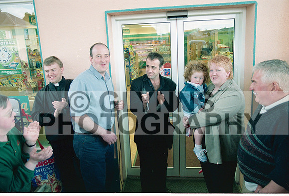 Castlerea Woods Gala Shop Opening (Michael Le Vell Visit) 2002_0011