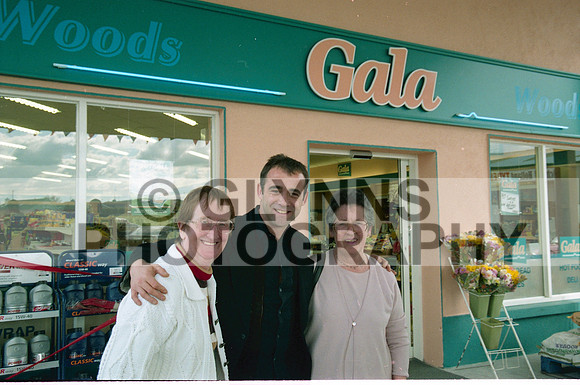 Castlerea Woods Gala Shop Opening (Michael Le Vell Visit) 2002_0024