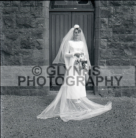 Giblin (Lisacul) and Shaunhnessy, Mary (Ballintubber) (Wedding) 28-08-1968_0004