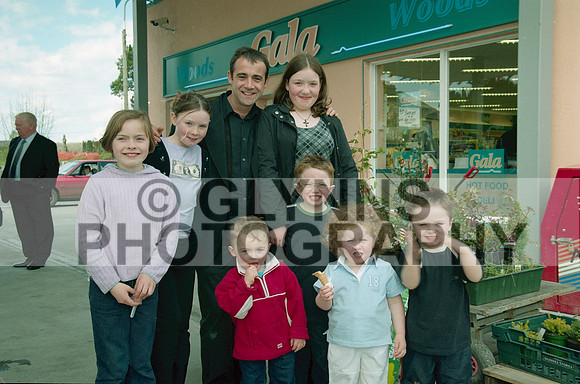 Castlerea Woods Gala Shop Opening (Michael Le Vell Visit) 2002_0027