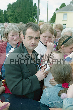 Castlerea Woods Gala Shop Opening (Michael Le Vell Visit) 2002_0015