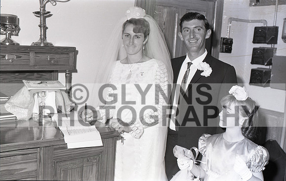 Giblin (Lisacul) and Shaunhnessy, Mary (Ballintubber) (Wedding) 28-08-1968_0034
