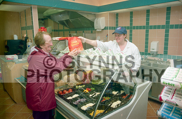 Castlerea Woods Gala Shop Opening (Michael Le Vell Visit) 2002_0034