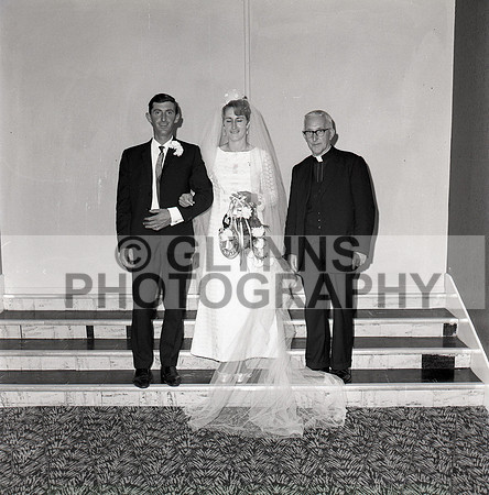 Giblin (Lisacul) and Shaunhnessy, Mary (Ballintubber) (Wedding) 28-08-1968_0014