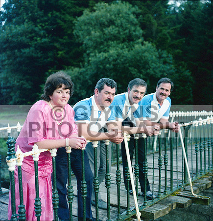Margaret and The Outsiders (Demense, Castlerea) 1987_0004
