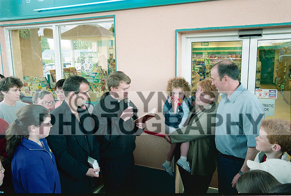 Castlerea Woods Gala Shop Opening (Michael Le Vell Visit) 2002_0008