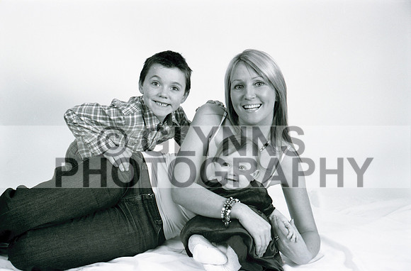 Unknown Family (Studio) 2004 (1) 0009