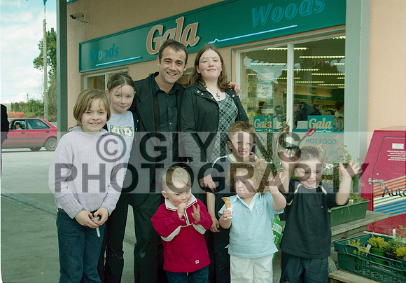 Castlerea Woods Gala Shop Opening (Michael Le Vell Visit) 2002_0026