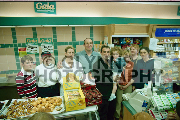Castlerea Woods Gala Shop Opening (Michael Le Vell Visit) 2002_0005