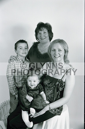 Unknown Family (Studio) 2004 (1) 0006