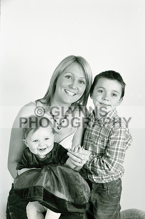 Unknown Family (Studio) 2004 (1) 0015